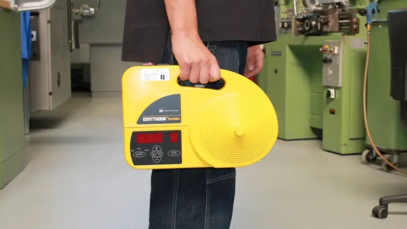 男子携带感应轴承加热器Eddytherm Portable by PRUFTECHNIK